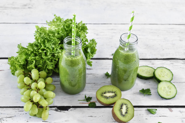 Batido verde, bebidas saludables y orgánicas
 - Foto, imagen