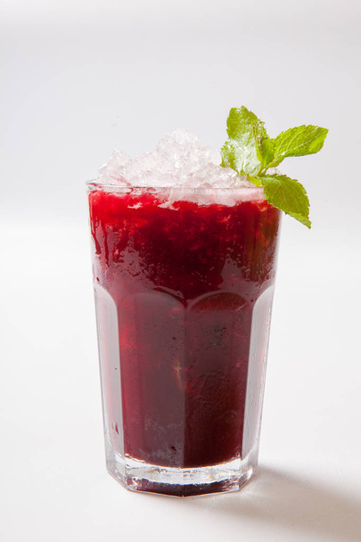 Blueberry Daiquiri cocktails. Rum, blueberries, liqueur, lime juice. - 写真・画像