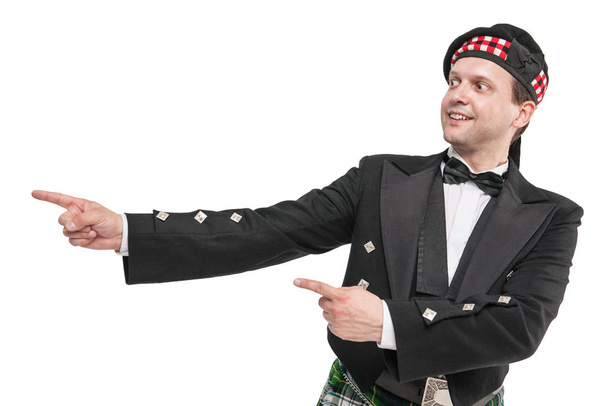 schöner Mann in traditioneller schottischer Tracht, der auf irgendjemanden zeigt - Foto, Bild