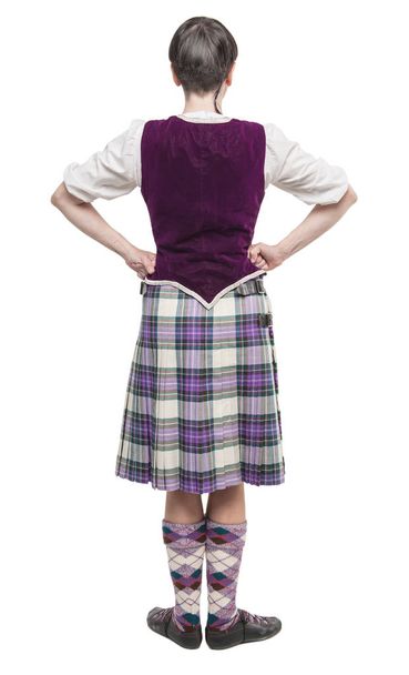 Νεαρή γυναίκα στον παραδοσιακό ιματισμό για το σκωτσέζικο χορό. Πίσω pos - Φωτογραφία, εικόνα