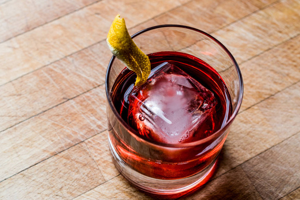 Negroni Cocktail with lemon peel and ice - Foto, Imagen