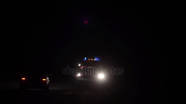 Автомобільні рятувальники миготять сині вогні вночі, пожежна машина на дорозі з вогнями і сиреною
. - Кадри, відео