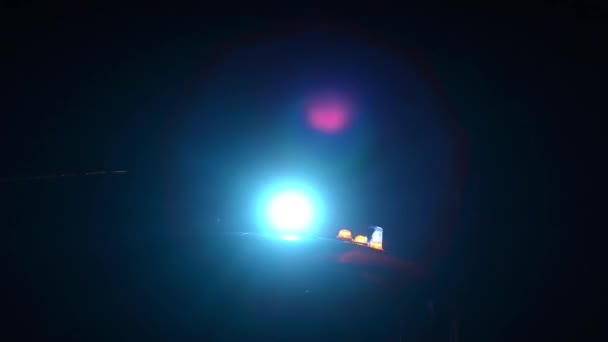 Mentők autó teherautó villogó kék fények éjszaka. - Felvétel, videó