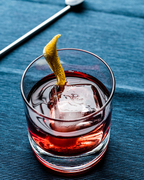 Negroni Cocktail with lemon peel and ice - Foto, immagini