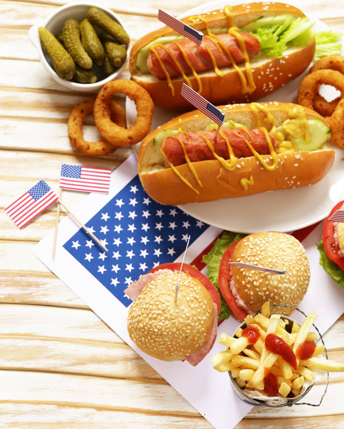 Παραδοσιακό φαγητό για τον εορτασμό της 4ης Ιουλίου - ημέρα της ανεξαρτησίας της Αμερικής - Φωτογραφία, εικόνα