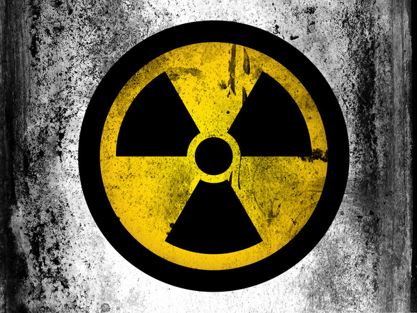 Símbolo de radiación nuclear pintado a bordo con manchas sucias grumosas por todas partes
 - Foto, imagen
