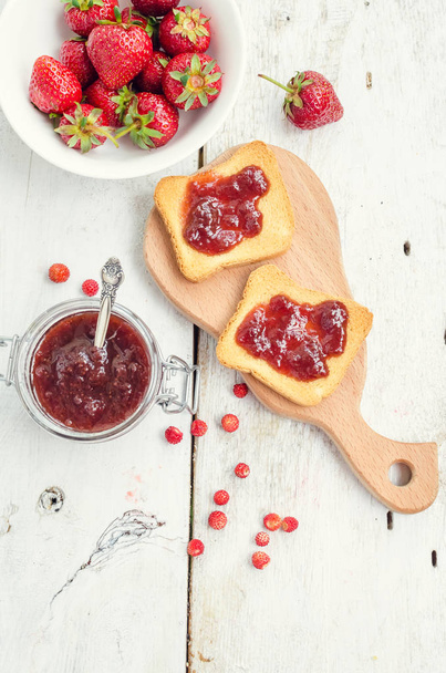Toasts mit Erdbeermarmelade - Foto, Bild