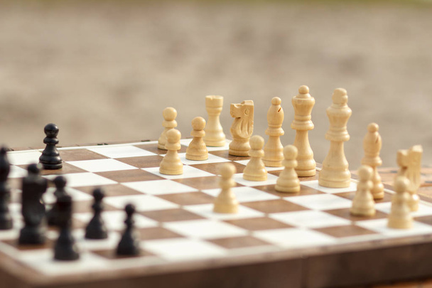 白地セレクティブ フォーカス ボード木製チェスの駒を閉じる  - 写真・画像