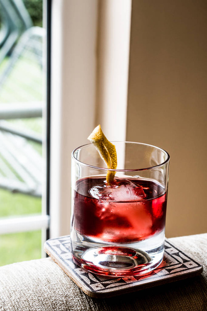 Negroni Cocktail with lemon peel and ice - Foto, Bild
