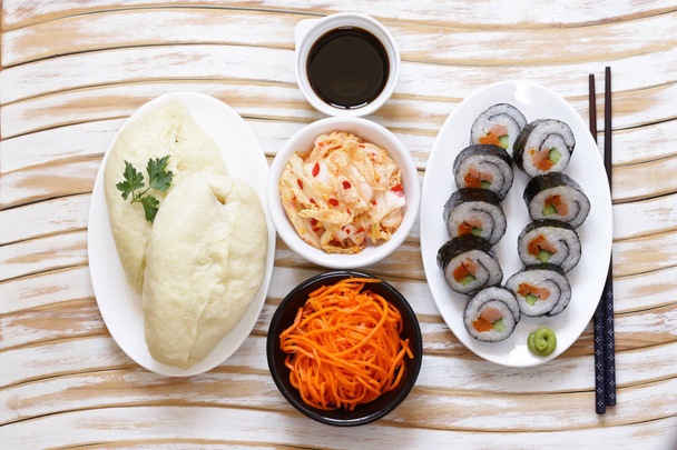 Rolos coreanos kimpab com molho de soja - comida asiática
 - Foto, Imagem