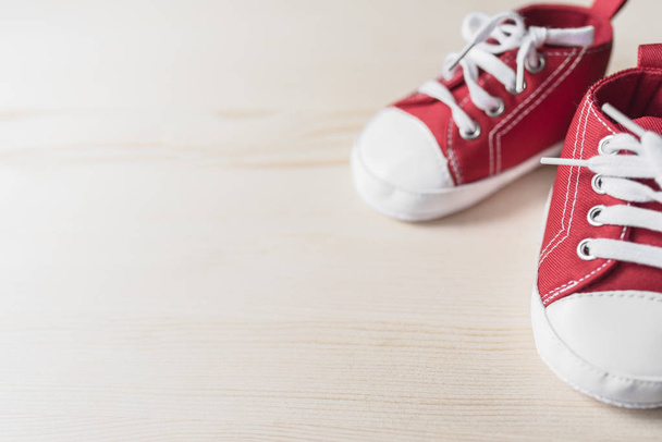 Red baby sneakers - Foto, afbeelding