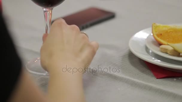 Couple Hand on Hand Romantic Dinner 2 - Filmagem, Vídeo