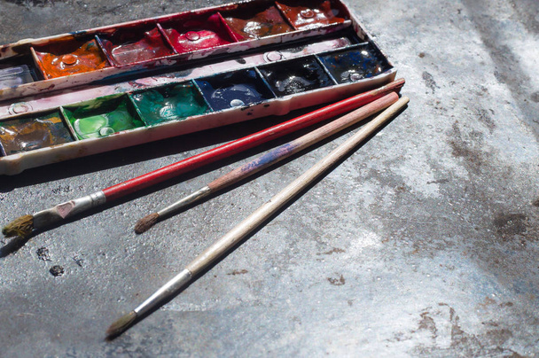 Vanha käytetty akvarelli asettaa ja vanhat harjat grunge metalli tausta. Tilaa tekstille
 - Valokuva, kuva