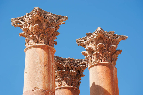 Jordania: korynckie kolumny świątyni Artemidy, bogini Gerazie starożytności, w Archeologiczne miasta Jerash, jeden z największych serwisów na świecie architektury rzymskiej - Zdjęcie, obraz