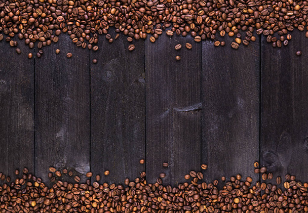 Quadro de grãos de café no fundo de madeira escura. Vista superior com espaço de cópia
 - Foto, Imagem