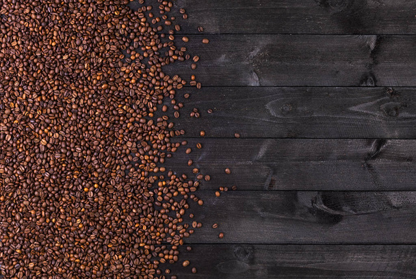 暗い背景の木のコーヒー豆。コピー スペース平面図 - 写真・画像