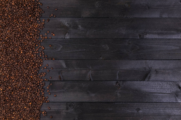 Kaffeebohnen auf dunklem Holzgrund. Ansicht von oben mit Kopierraum - Foto, Bild