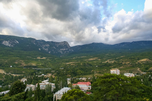Le pendici delle montagne di Crimea nel villaggio Gurzuf
 - Foto, immagini
