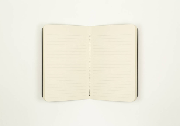 Ανοίξτε το σημειωματάριο με χαρτί με γραμμές - Φωτογραφία, εικόνα
