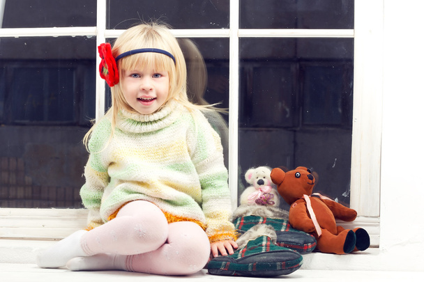blonde little girl in knitted sweater - Foto, imagen