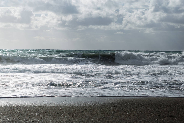 poderosas olas disparadas en día nublado
  - Foto, imagen