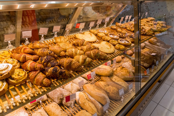 A set of croissants and bread in shop window - Foto, afbeelding