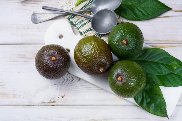 有機アボガド農園 - 健康食品から緑の新鮮なアボカド - 写真・画像