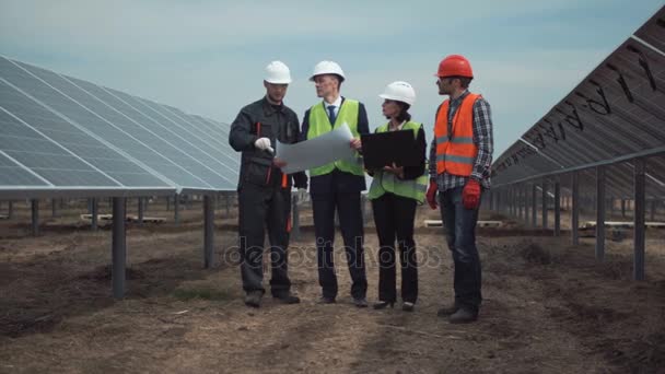 Grupo de ingenieros o técnicos en una granja solar
 - Metraje, vídeo
