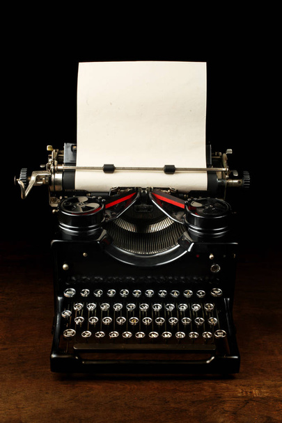 vieja máquina de escribir vintage con papel en blanco
 - Foto, Imagen