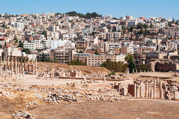 Giordania: le rovine della città romana di Gerasa, uno dei più grandi e meglio conservati siti di architettura romana del mondo, e lo skyline del moderno Jerash sullo sfondo
 - Foto, immagini