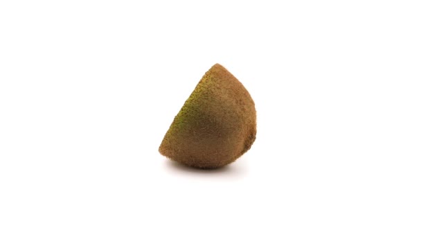 Plody kiwi řez 360 stupňů otáčení na bílém pozadí. Plné Hd video smyčky. Čerstvé a zdravé biopotraviny - Záběry, video
