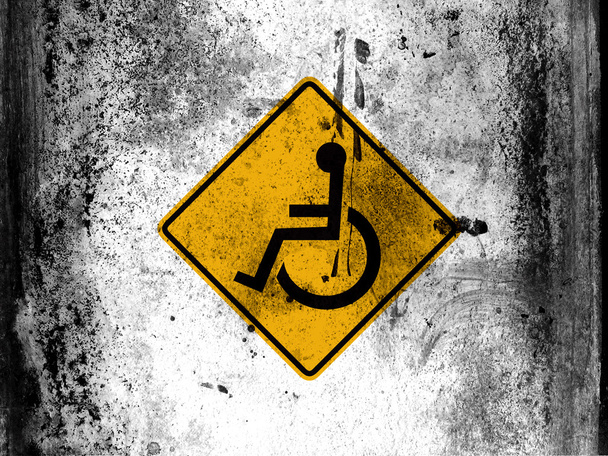Znak drogowy niepełnosprawnych malowane na pokładzie z nieczysty brudne plamy nad nim - Zdjęcie, obraz