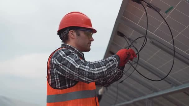 Worker mounting solar panels - Πλάνα, βίντεο