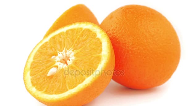 Orangenscheiben um 360 Grad drehen sich auf dem weißen Hintergrund. Full-HD-Loop-Video. frische und gesunde Biolebensmittel - Filmmaterial, Video