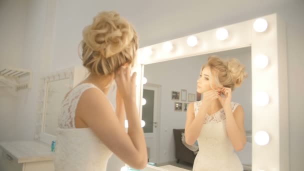 Réflexion dans un miroir d'une belle fille portant des boucles d'oreilles gros plan
 - Séquence, vidéo