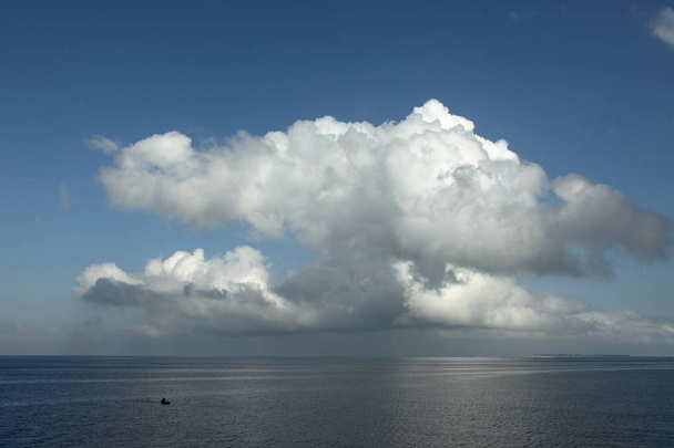 Regenwolken über dem Meer - Foto, Bild