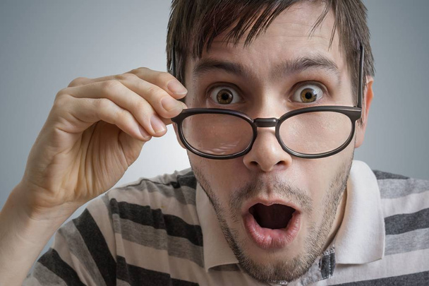 Muž s brýlemi má otevřená ústa a je překvapen a šokován. - Fotografie, Obrázek