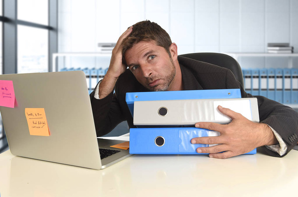 frustrata uomo d'affari volto disperato espressione che soffre di stress alla scrivania del computer ufficio
 - Foto, immagini