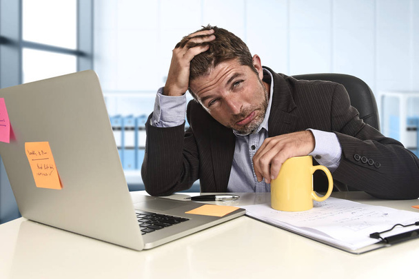 виснажений бізнесмен страждає стресом на офісному комп'ютерному столі
  - Фото, зображення