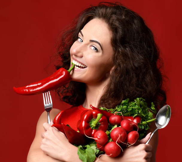 jeune femme posant avec des légumes rouges frais radis poivre vert
 - Photo, image