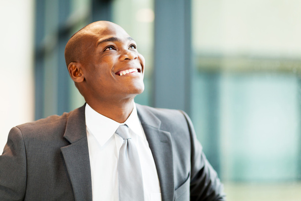 Optimiste homme d'affaires afro-américain levant les yeux
 - Photo, image