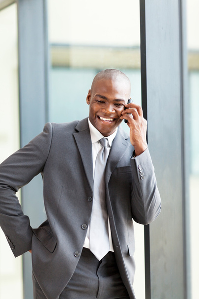 Happy african american business executive talking on cell phone - Foto, Bild