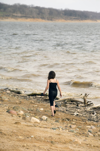 Νεαρό κορίτσι παίζει στην ακτή - Φωτογραφία, εικόνα