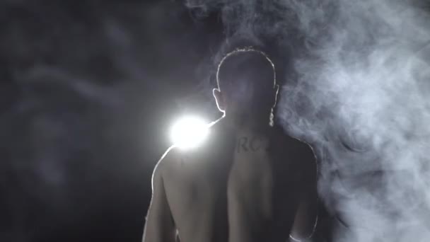 Boxer does warm-up on background of spotlight and smoke - Metraje, vídeo