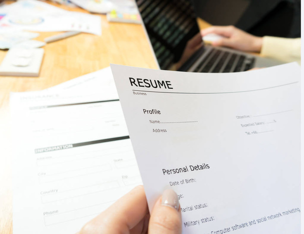 Jeune femme soumettre CV à l'employeur pour examiner la demande d'emploi
. - Photo, image