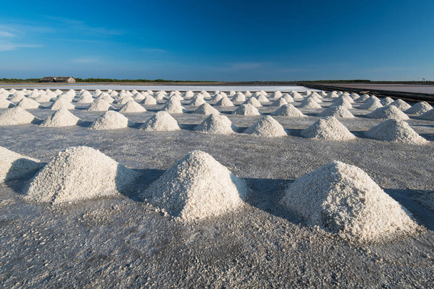 青い空の下生理食塩水の塩の山 - 写真・画像