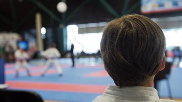 Karate kilpailu - teini pojat etsivät taistelevat tatami areenalla
 - Valokuva, kuva