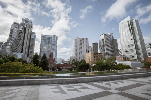 panoraamanäkymät moderniin suurkaupunkiin kesäaamuna
 - Valokuva, kuva