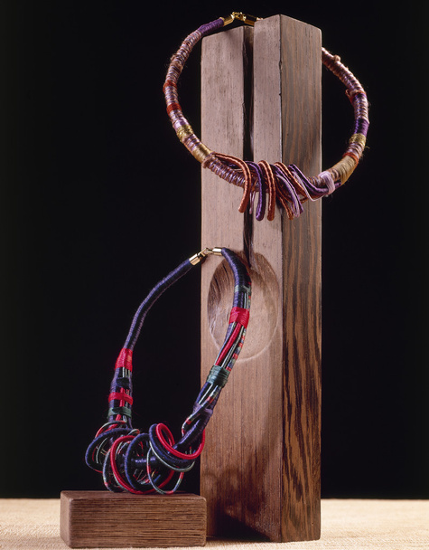 Two necklaces on wooden block - Foto, Imagen