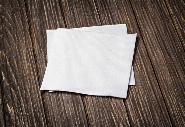 guardanapo de papel branco na mesa
 - Foto, Imagem